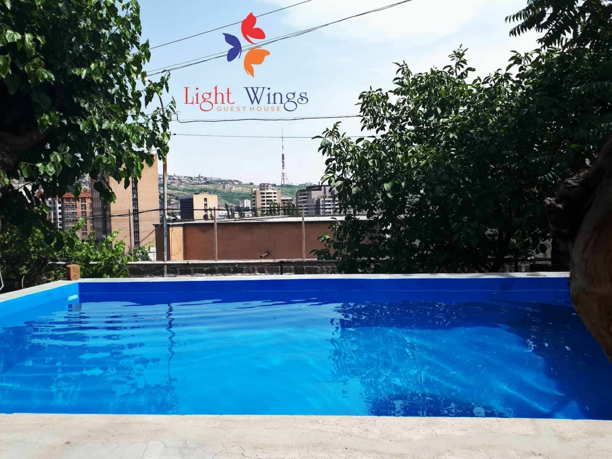 Light Wings Family Guesthouse Jerevan Buitenkant foto